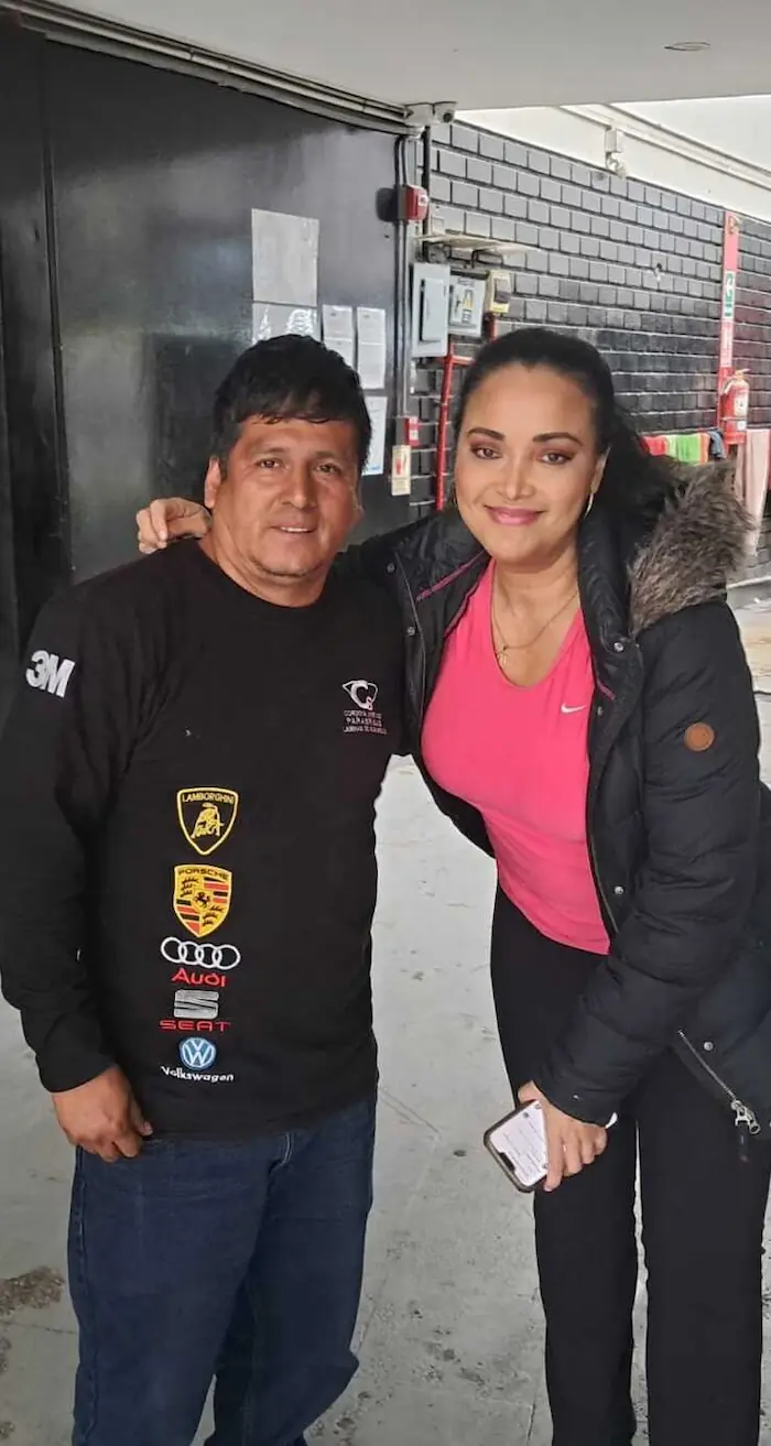 Figura pública con su vehículo