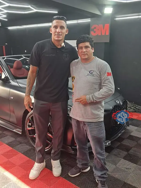 Figura pública con su vehículo